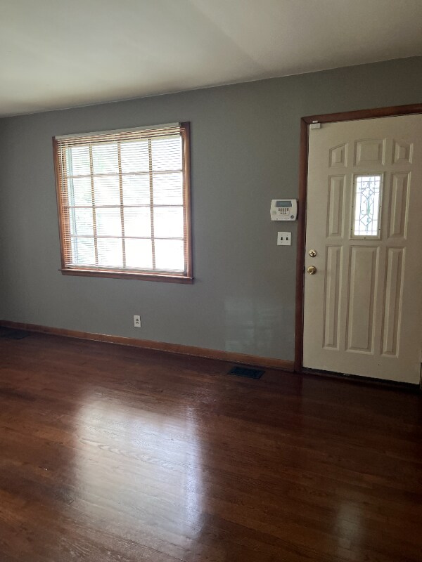 Building Photo - 556 Green Ln