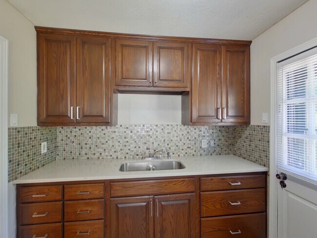 Foto del edificio - 1027 N Old Manor Rd