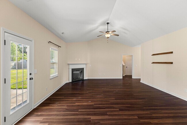 Foto del edificio - 3 bedroom with bonus room in Holly Ridge is available now!