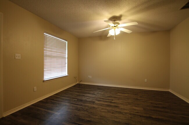Building Photo - Echo Glen Duplex SERIES 117
