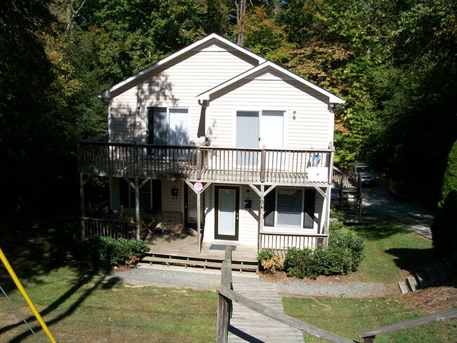 Building Photo - 104 Carver St