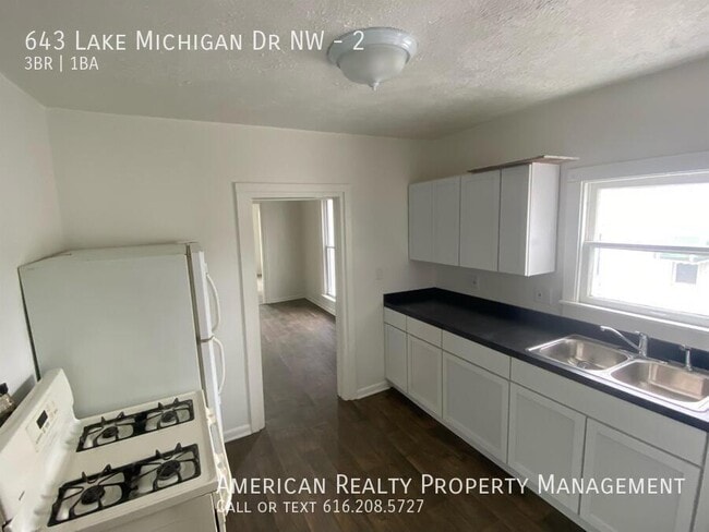 Building Photo - 643 Lake Michigan Dr NW