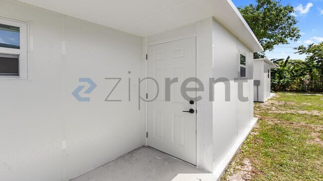 Building Photo - Unit C