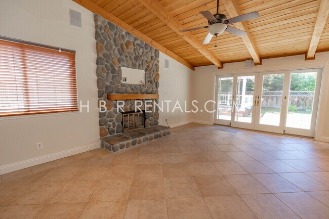 Foto del edificio - Charming 4-Bed with 3 Baths & Cozy Fireplace in San Ramon!