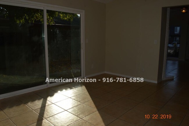 Building Photo - 10437 El Mercado Dr