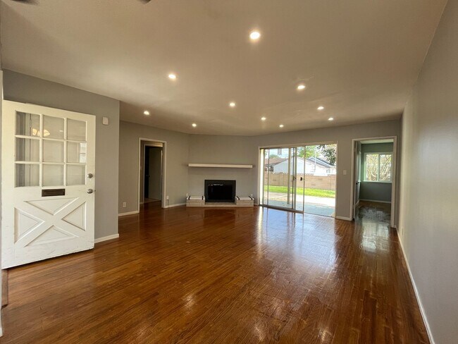 Foto del edificio - Upgraded 3+2 in Canoga Park w/central HVAC, wood floors + appliances!