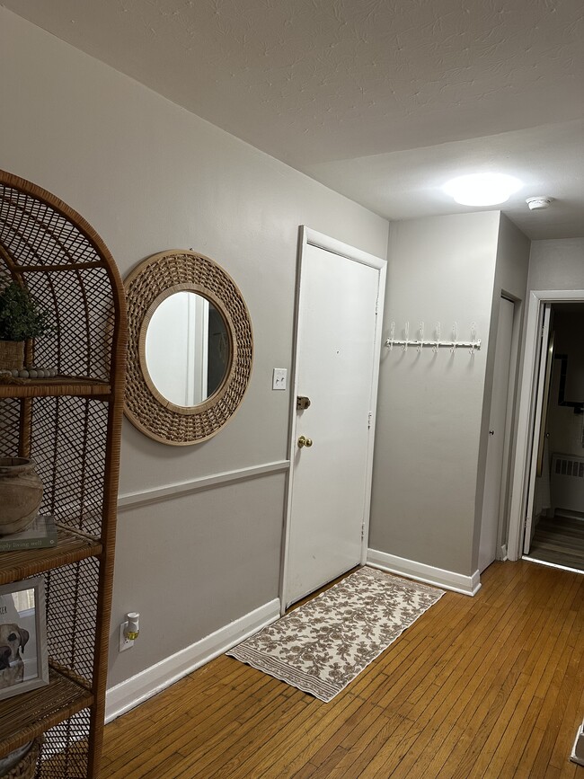 Building Photo - Fabulous Studio Apartment for Rent in Wortley Village London!  OLD SOUTH