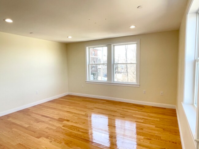 Foto del edificio - 325 Newport Ave