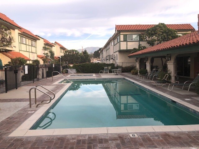 Foto del edificio - 10030 Owensmouth Ave