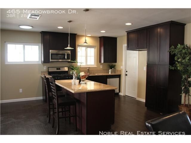 Foto del edificio - 465 Meadowbrook Dr