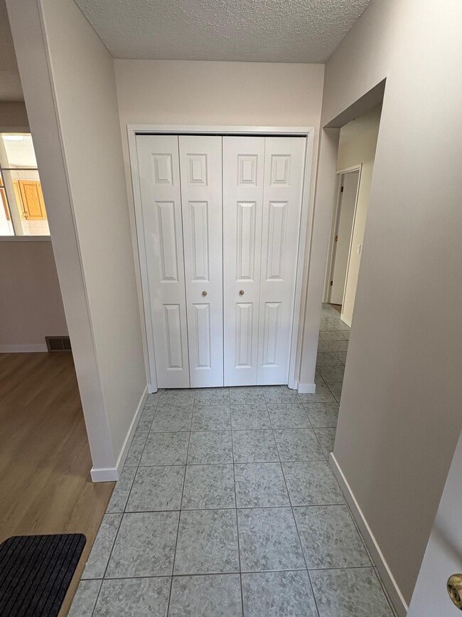 Building Photo - Spacious three-bedroom home on Memorial Drive SE with detached double car Garage