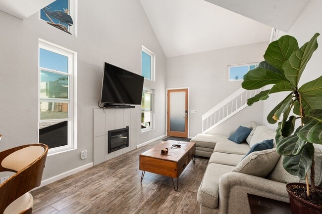 Building Photo - Fully furnished- North Mission 2 bed 2.5 baths - 6 houses from the beach.