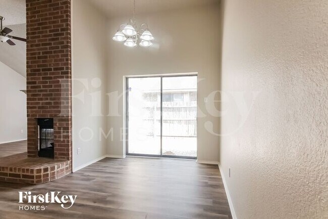 Foto del edificio - 2216 Turf Club Dr