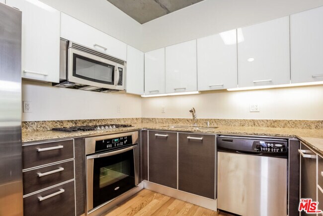 Foto del edificio - 645 W 9th St