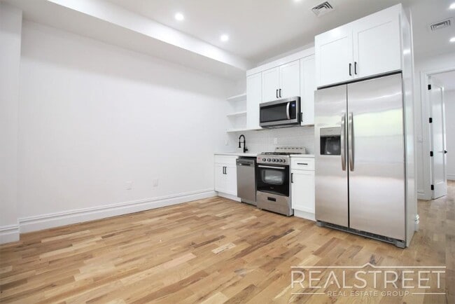 Building Photo - Charming Brand New 2.5 Bed 2 Bath with Ter...