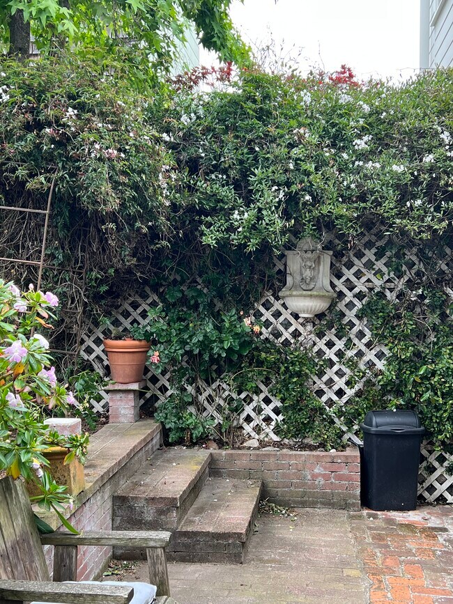 Garden that is private and not shared - 1517 Baker St