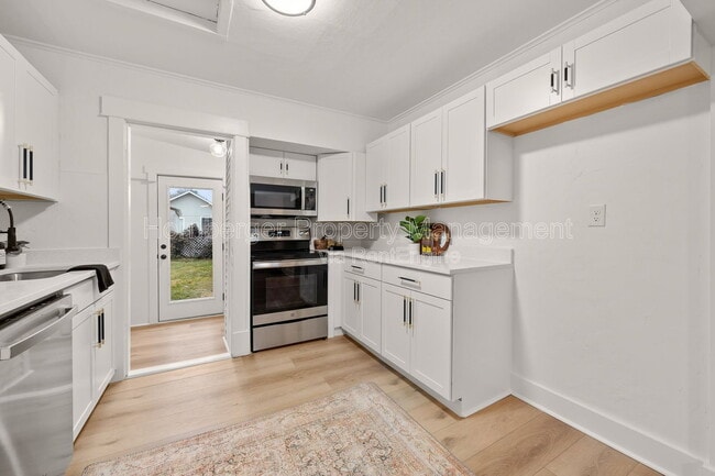 Building Photo - 627 E Wellesley Ave