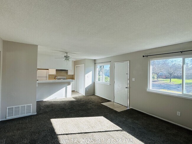 Building Photo - Cute Quadplex Unit