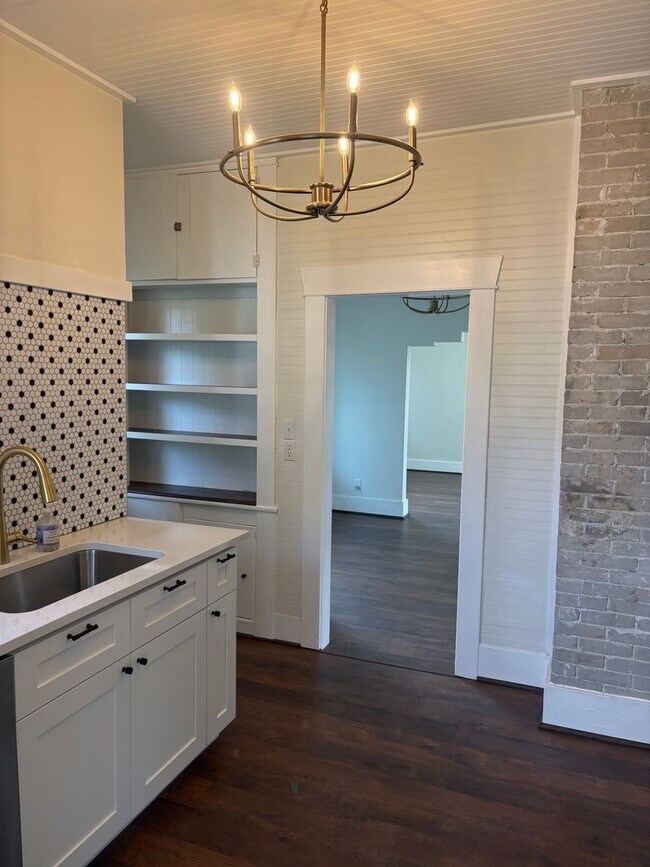 Foto del edificio - Beautifully Remodeled 3BA/1BA Audubon Home