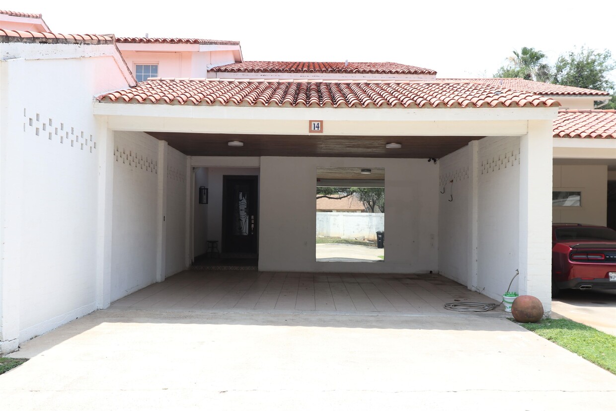 Primary Photo - 1800 Country Club Dr