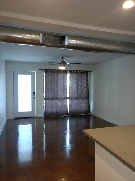 Foto del edificio - 320 West Earll Dr