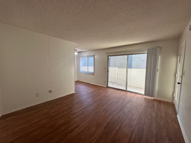 Vista del espacio habitable con patio y entrada - 1247 Amherst Ave