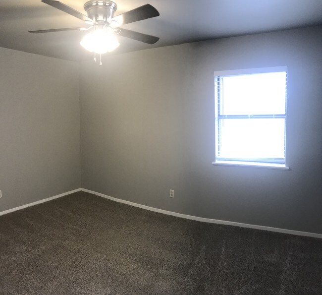 Dormitorio - 112 N Linda Ln