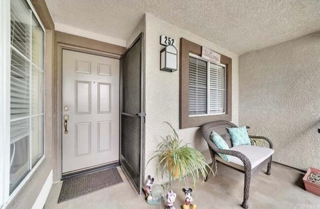 Building Photo - 252 Chaumont Cir
