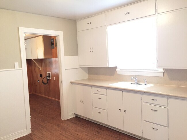 Foto del edificio - Pre-Leasing - Traditional Home in Tech Terrace near J&B Coffee!