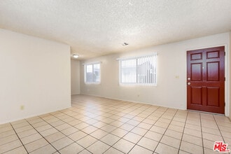 Building Photo - 550 E Ave H 14