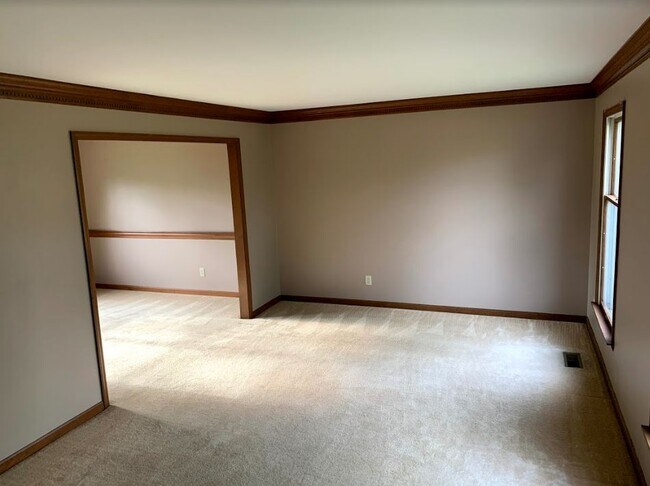 Building Photo - 9442 Ambleside Dr