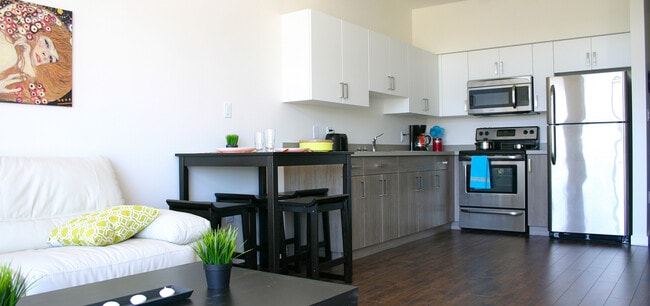 Building Photo - 1415 Summit Dr