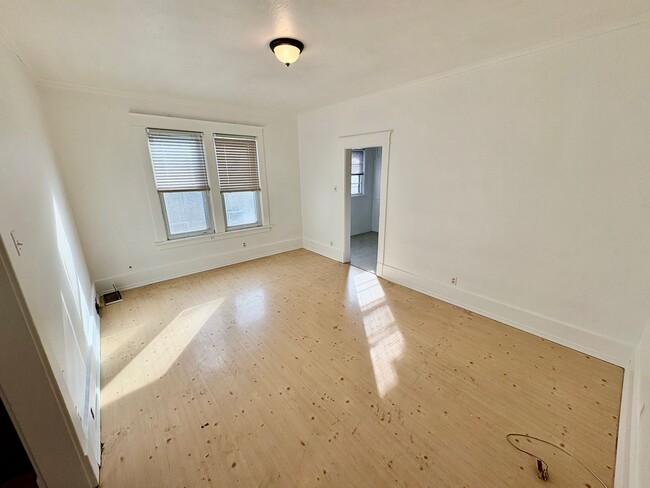 Building Photo - Beautiful Remodeled 2 Bedroom 1 Bathroom H...