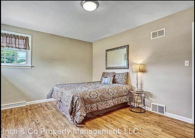 Foto del edificio - 4 br, 1.5 bath House - 113 Pine Hollow Rd