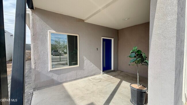 Foto del edificio - 14928 John McNeely Ave
