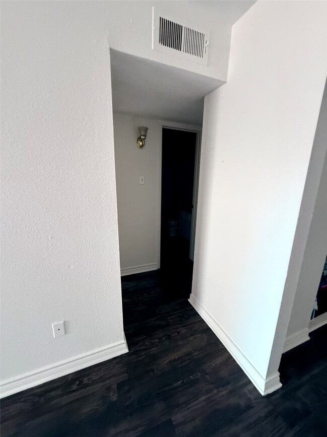 Building Photo - 5625 Antoine Dr