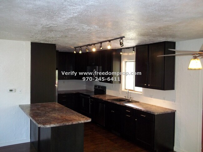 Foto del edificio - Updated throughout - Large fenced backyard