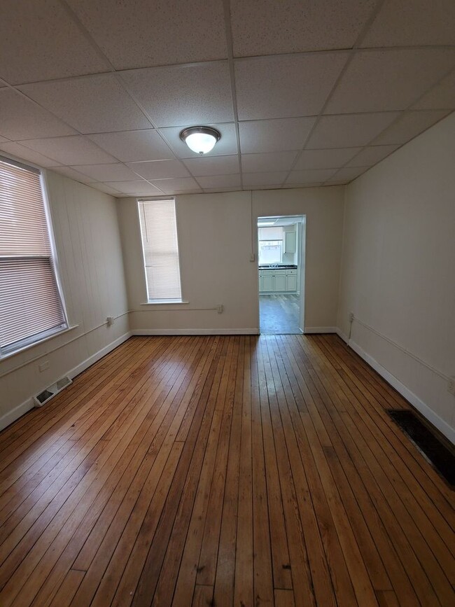 Building Photo - 3 bedroom, 1 bath, 2 story half double house