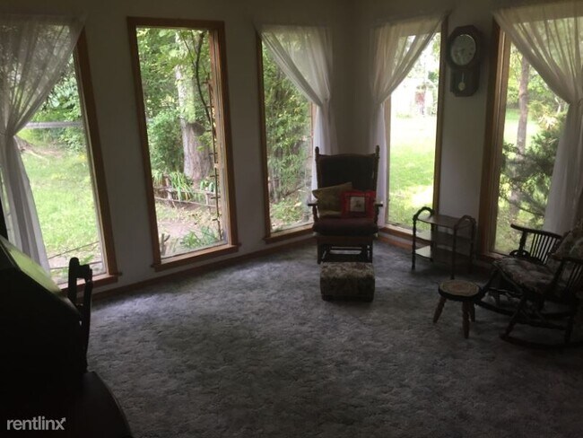 Building Photo - 2 br, 1 bath House - 645 Pine Hollow Rd.