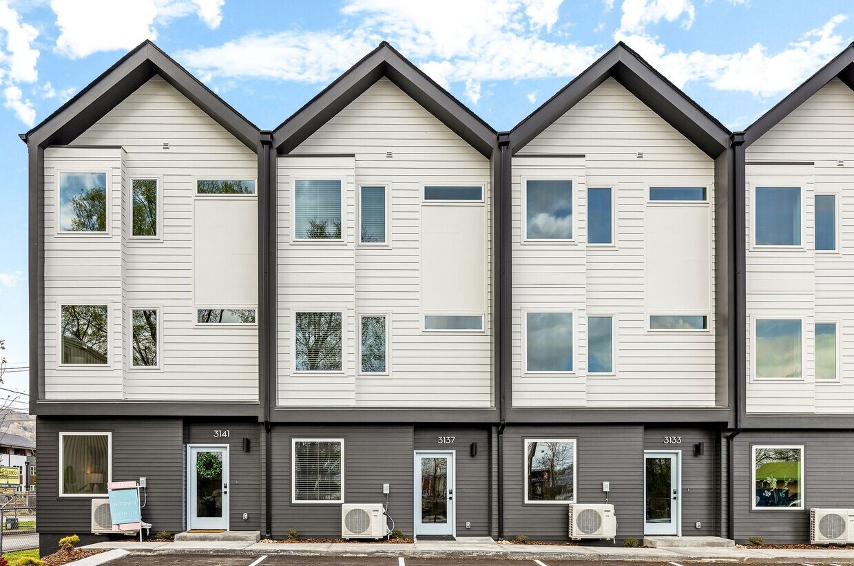 Foto principal - 2 Bedroom Townhome Near the River Walk!