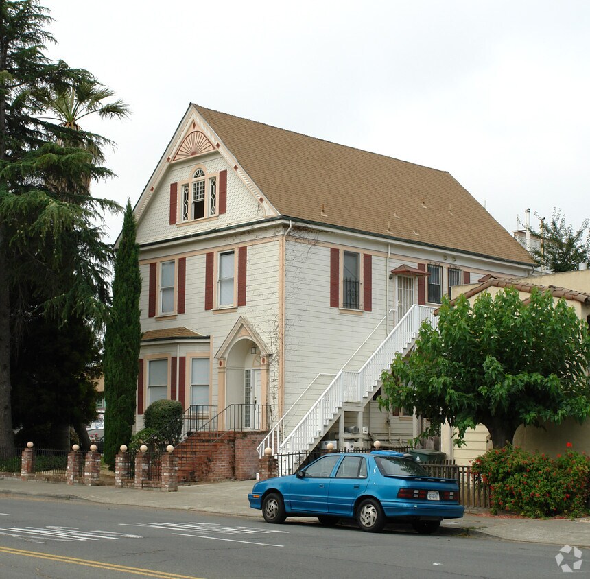 Building Photo - 1303 Sacramento St