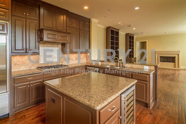 Building Photo - Stunning, Executive 3-Story 4/4.5/2 Condo ...