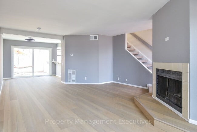 Foto del edificio - Renovated 2 Bedroom, 2.5 Bath Townhome