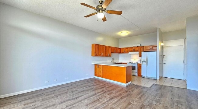 Building Photo - 2 Bed, 1 Bath Top-Floor Corner Condo with Lake Views