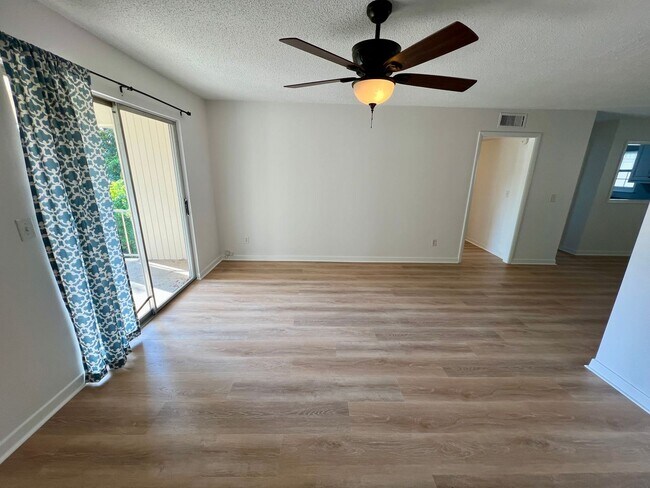 Foto del edificio - Spacious Forest Acres Condo!