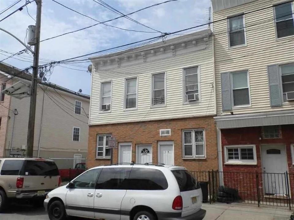 Primary Photo - 1177 Summit Ave