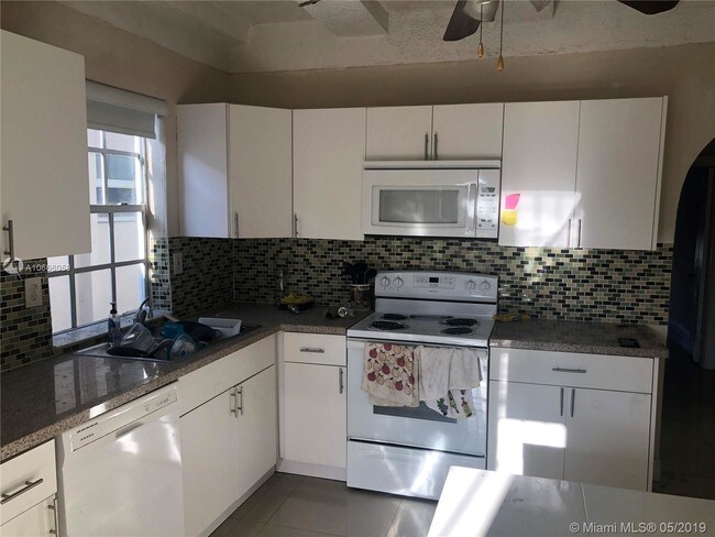 Foto del edificio - 1680 NW 22nd Ct