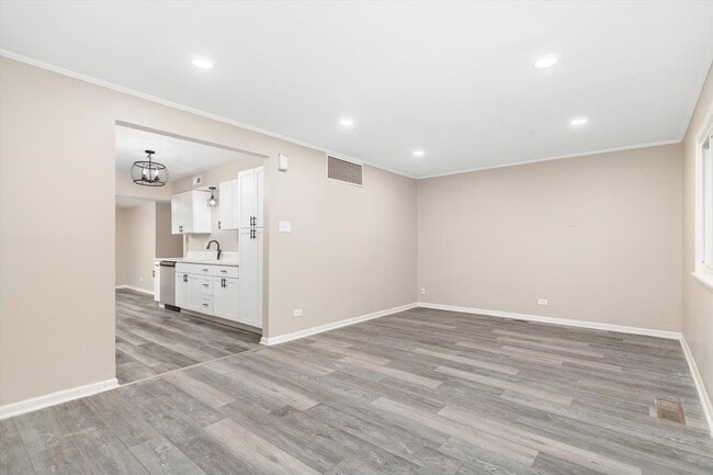 Building Photo - 465 Shabbona Dr