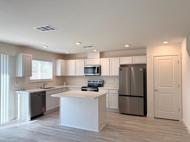 Building Photo - 2024 Shady Tree Cir