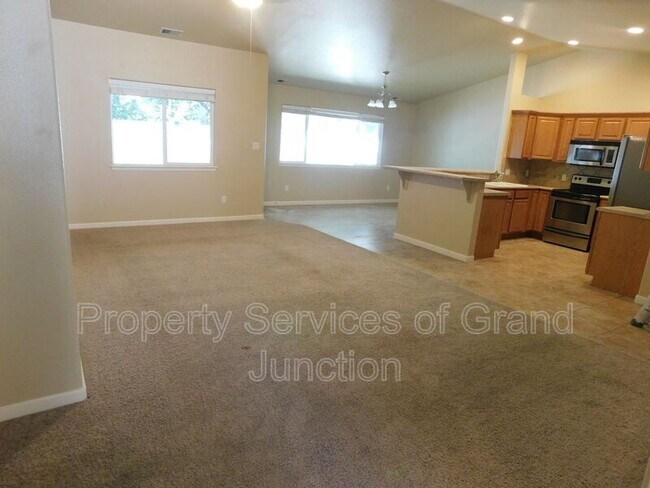 Foto del edificio - 3006 Oakwood Dr